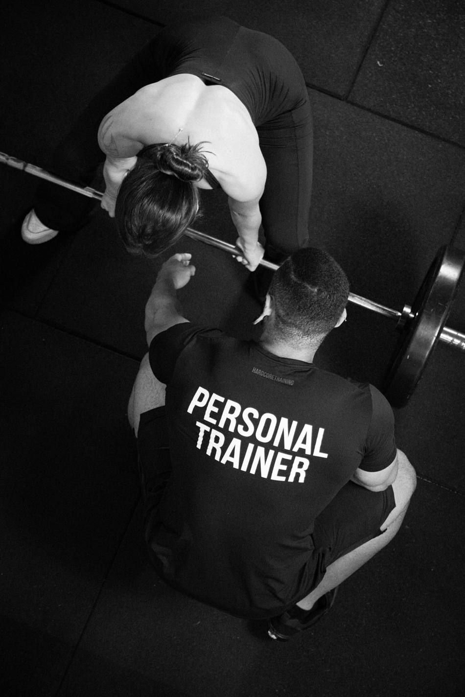 Fernando Carlo, personal trainer, acompanhando a execução
